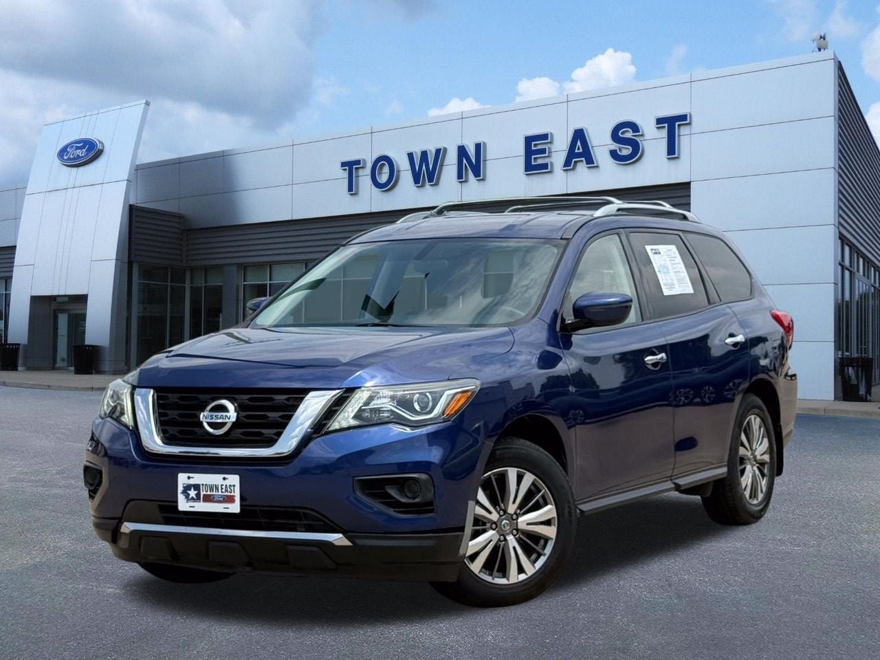 Used 2019 Nissan Pathfinder S FWD image 1