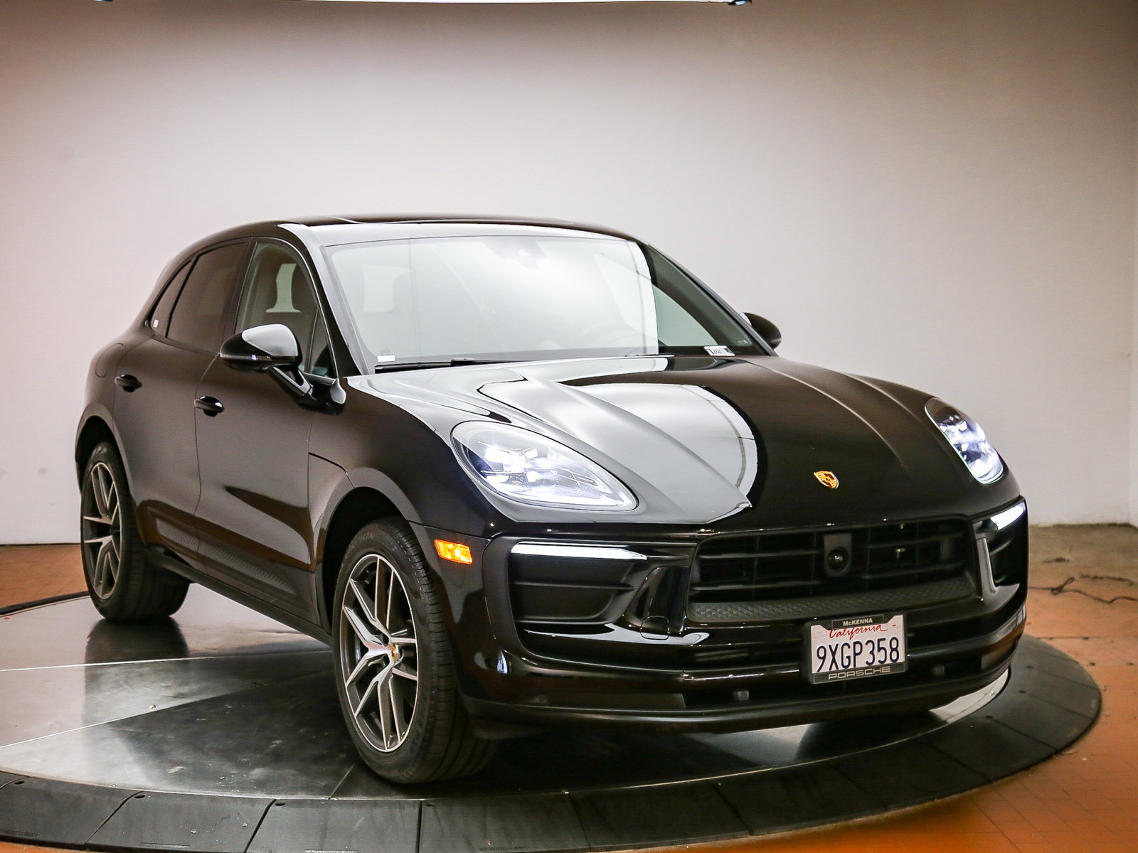 Certified 2026 Porsche Macan AWD/4WD image 4