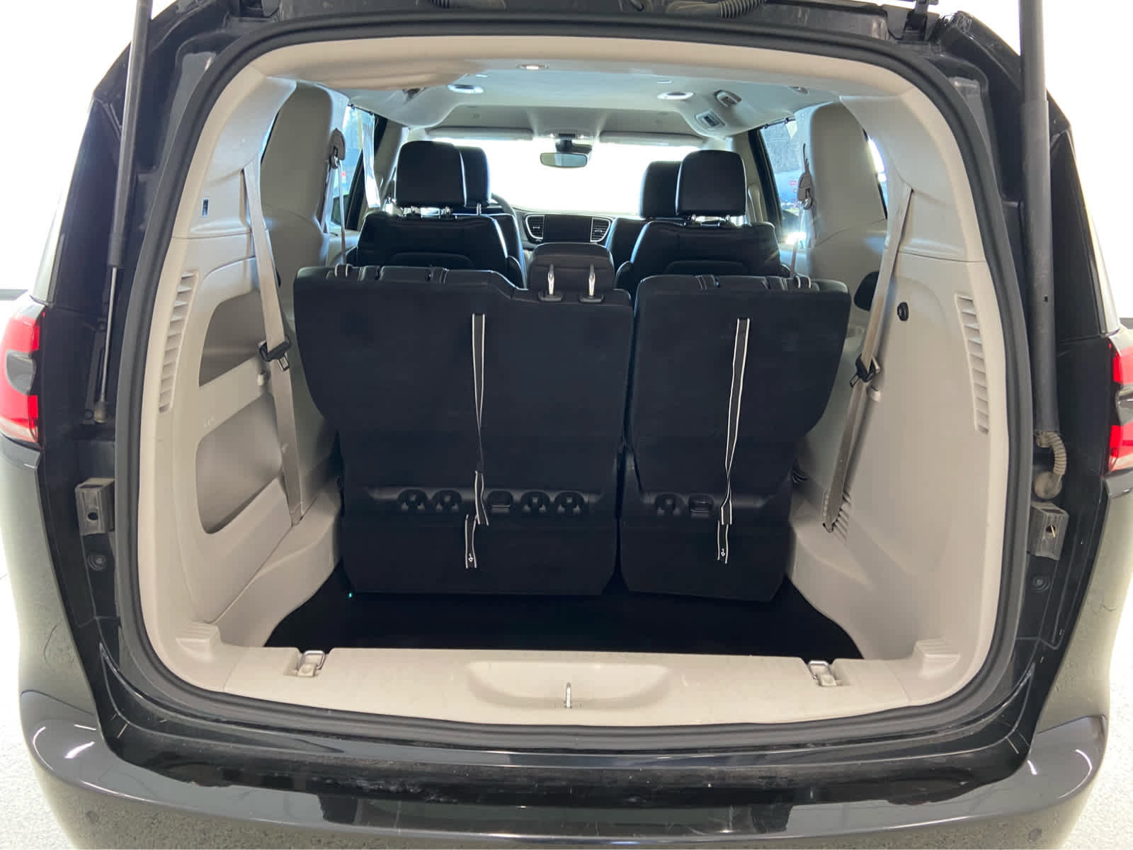 Used 2023 Chrysler Pacifica Touring-L image 7