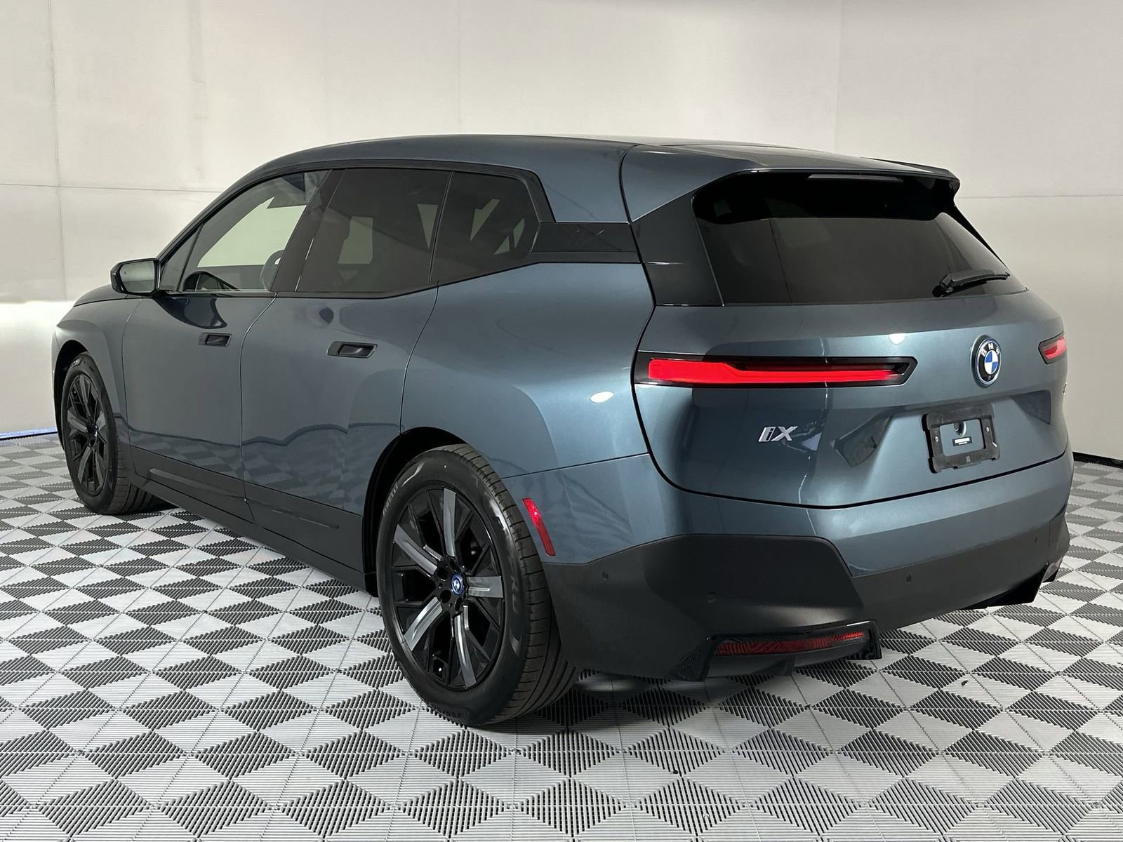 Used 2022 BMW iX xDrive50 w/ Premium Package image 6