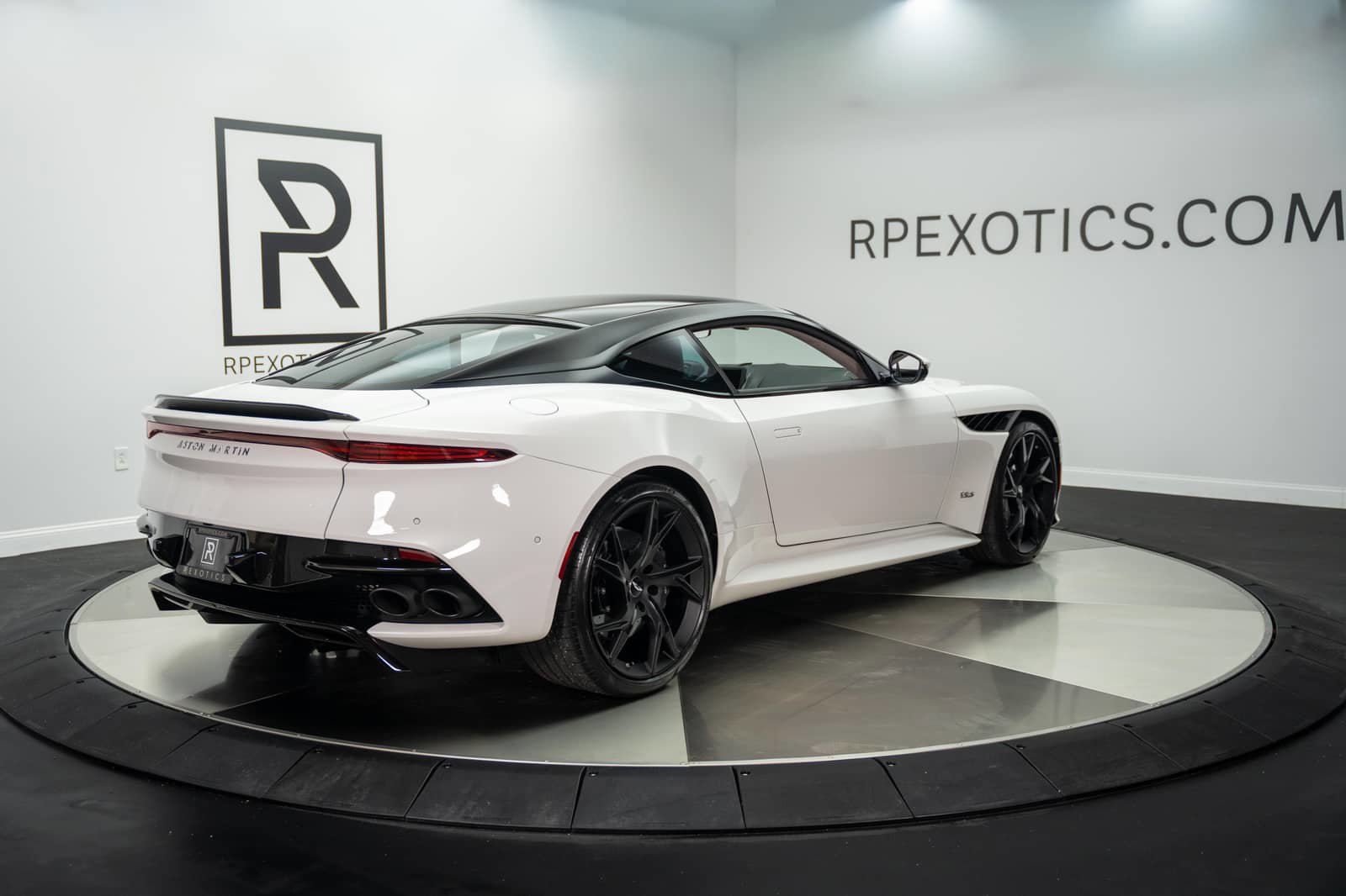 Used 2019 Aston Martin DBS Superleggera RWD image 12