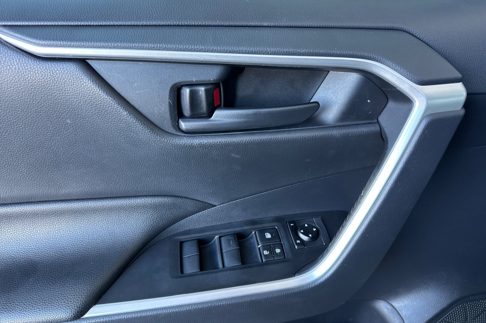 Used 2019 Toyota RAV4 LE w/ All Weather Liner Package AWD/4WD image 15