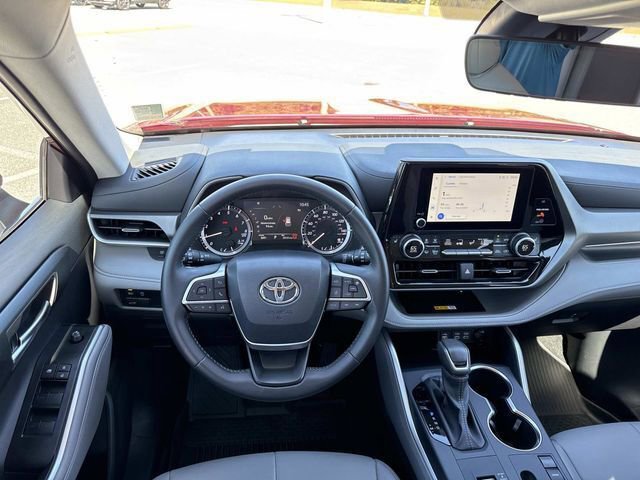 Used 2025 Toyota Highlander XLE image 15