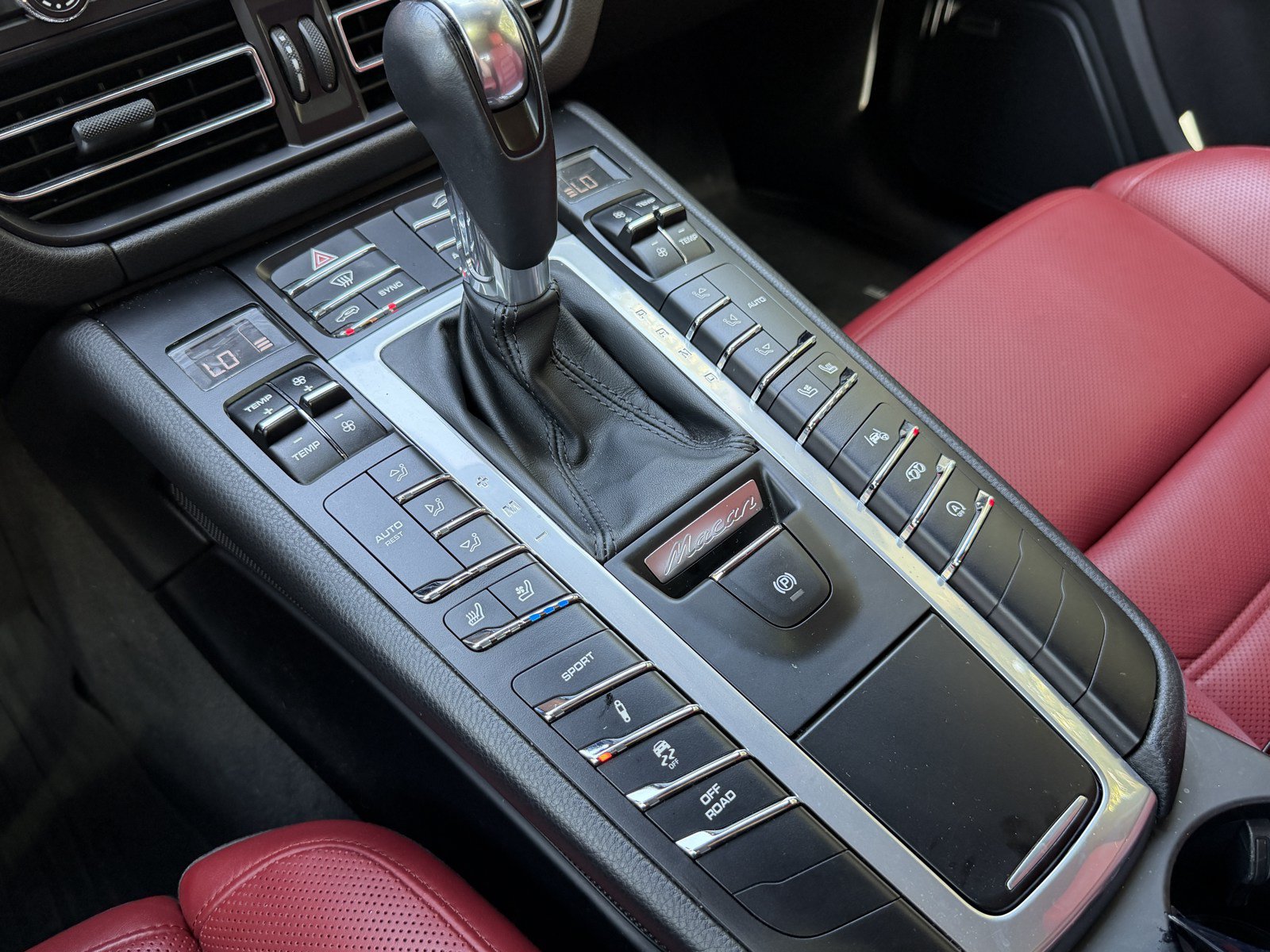 Used 2021 Porsche Macan Turbo AWD/4WD image 29