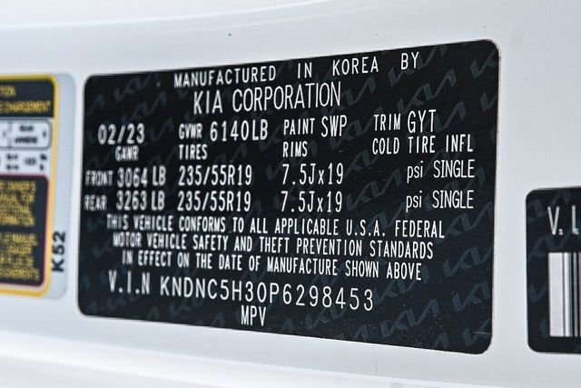 Used 2023 Kia Carnival EX image 30