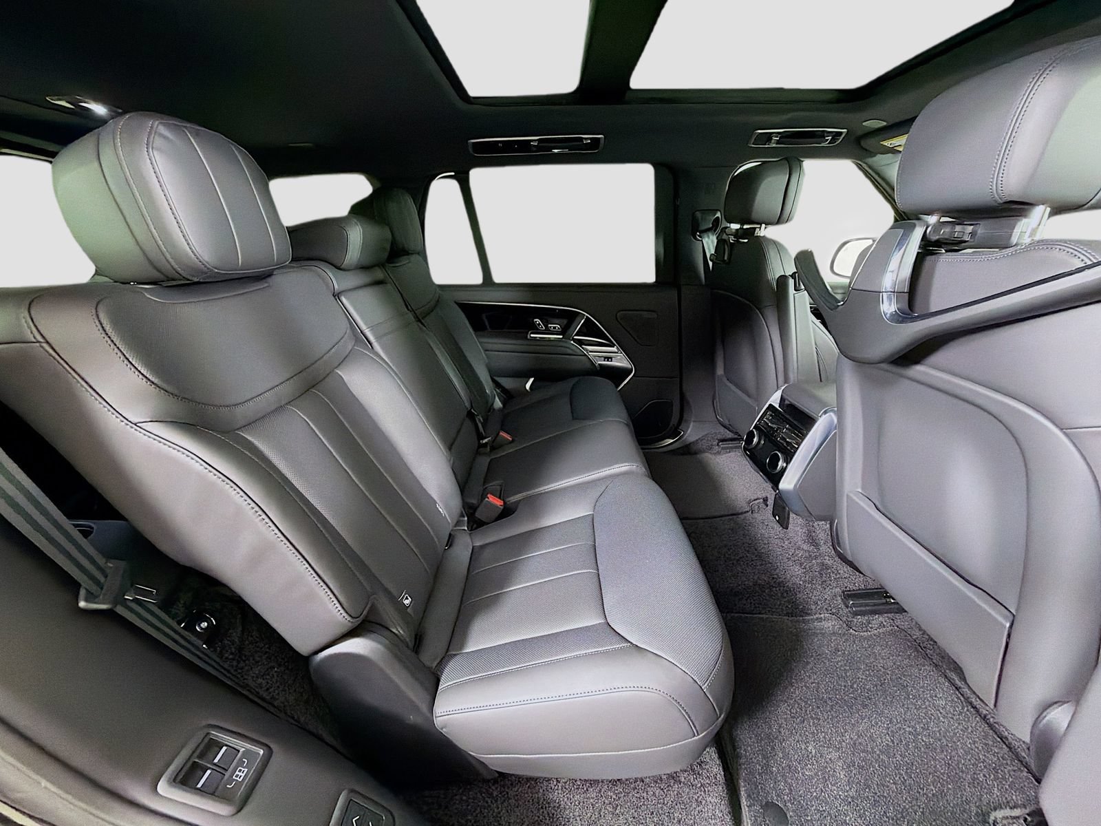 New 2026 Land Rover Range Rover Long Wheelbase SE AWD/4WD image 33