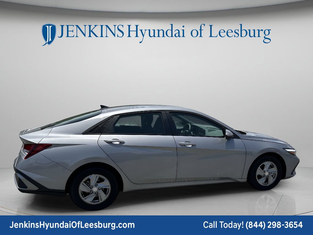 New 2025 Hyundai Elantra SE FWD image 4