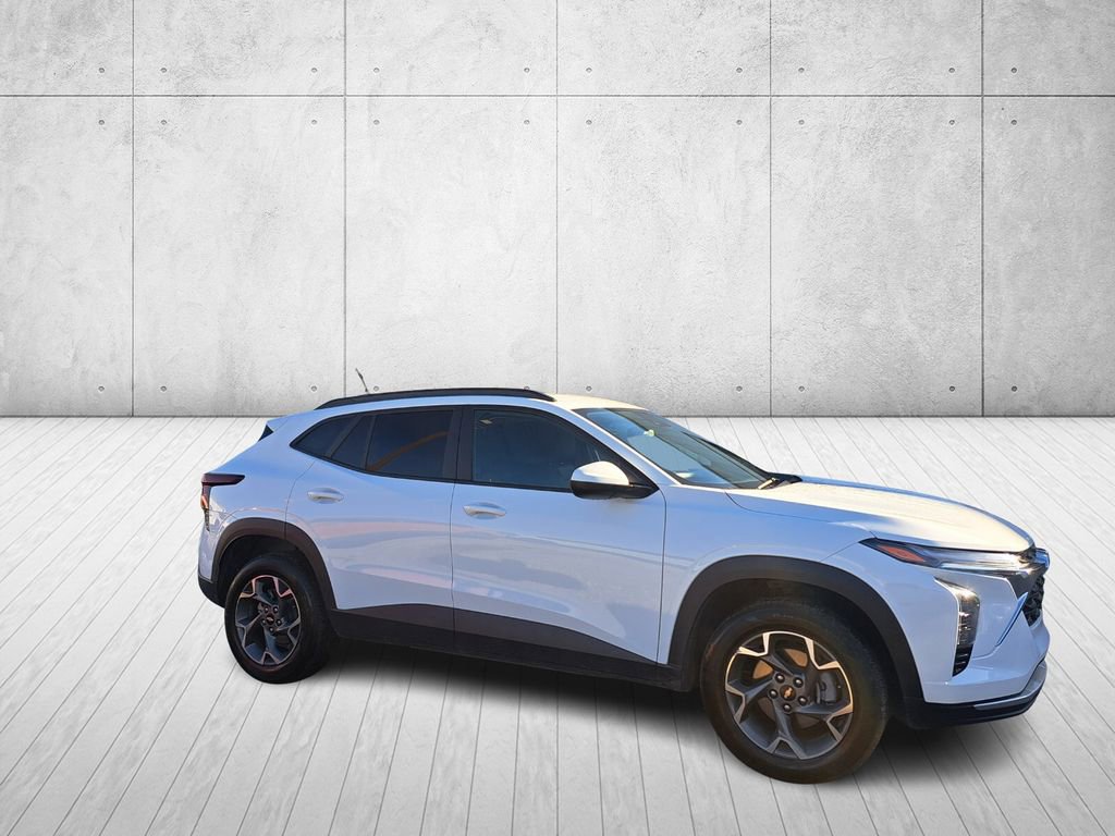 Used 2025 Chevrolet Trax LT image 3