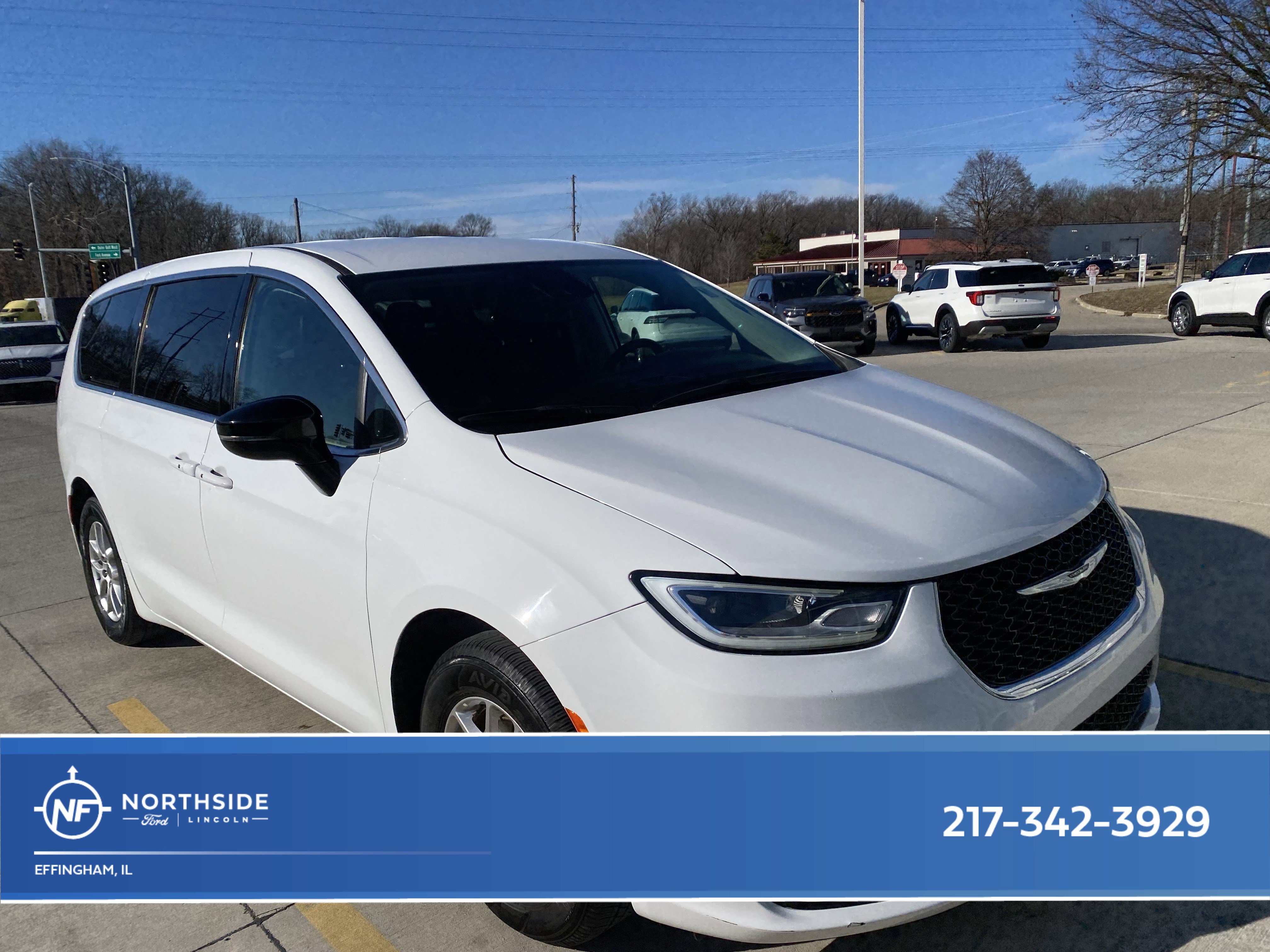 Used 2024 Chrysler Pacifica Touring-L image 1