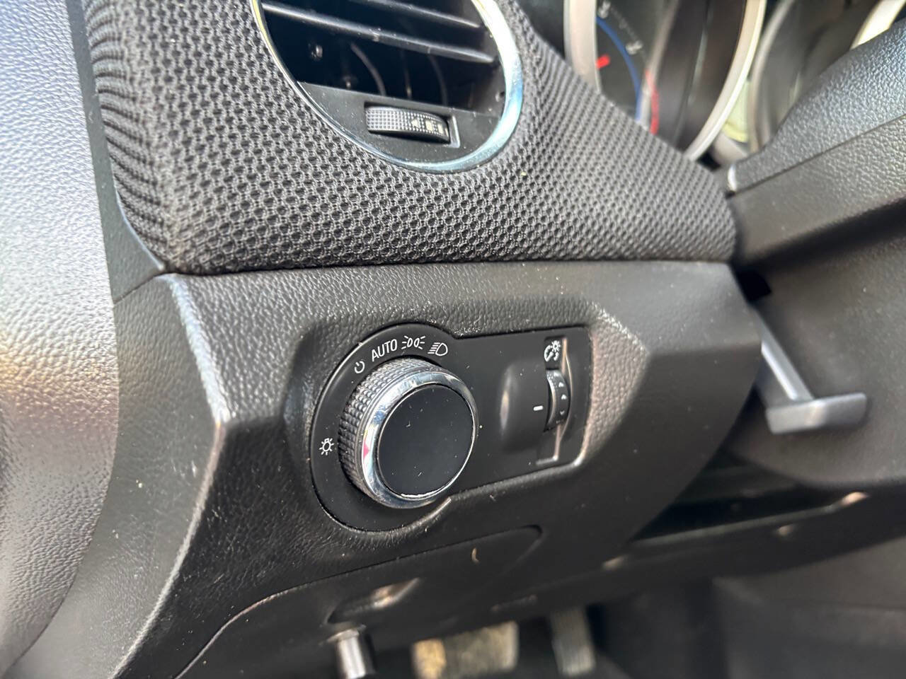 Used 2015 Chevrolet Cruze LT image 35