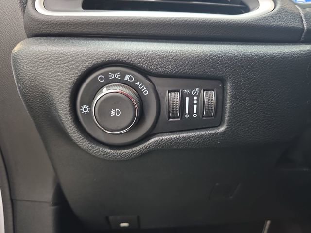 Used 2025 Chrysler Pacifica Select image 24