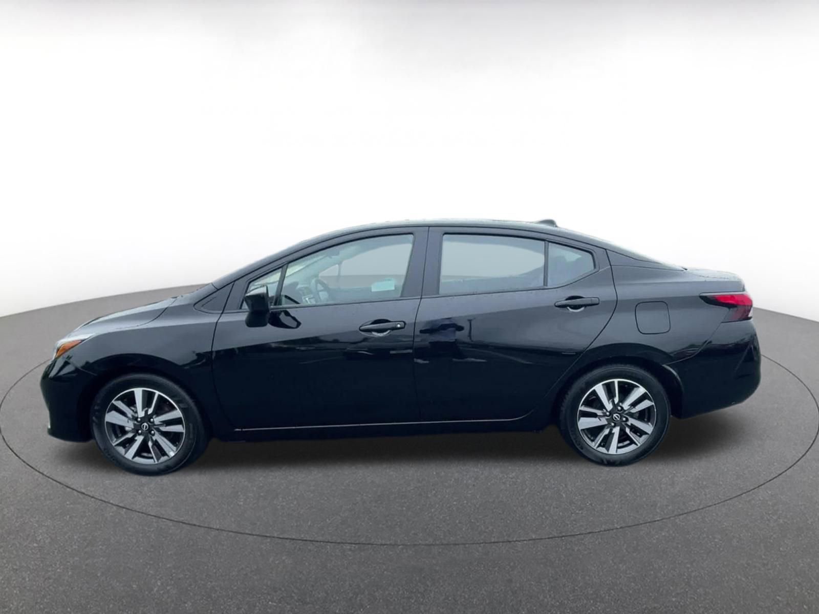 Used 2025 Nissan Versa SV image 9