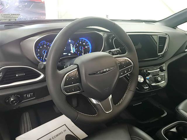 Used 2026 Chrysler Pacifica Select FWD image 8