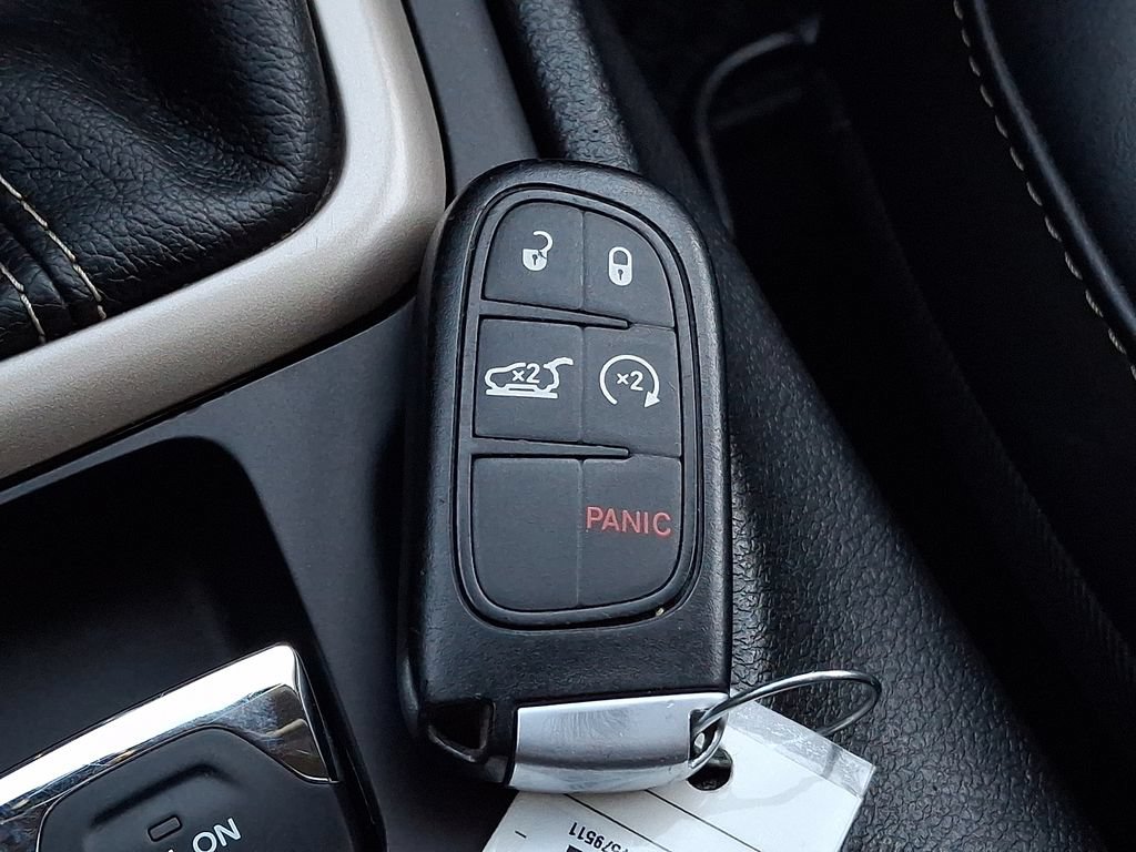 Used 2017 Jeep Cherokee Latitude w/ Comfort/Convenience Group AWD/4WD image 23