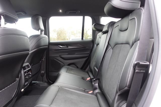 New 2025 Jeep Grand Cherokee Altitude image 23