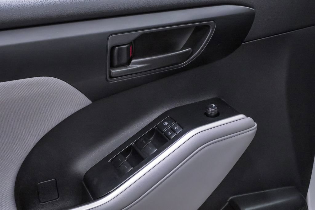 Used 2020 Toyota Highlander LE FWD image 25