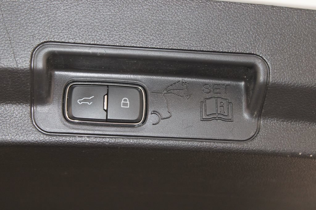 Used 2021 Ford Explorer Limited w/ Equipment Group 301A RWD image 16