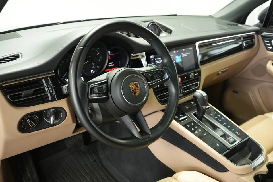 Certified 2022 Porsche Macan image 4