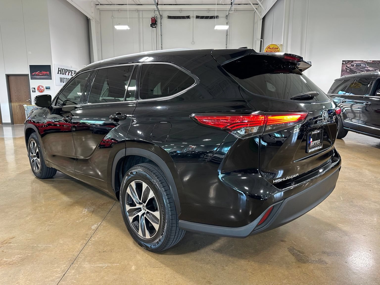 Used 2022 Toyota Highlander XLE FWD image 6
