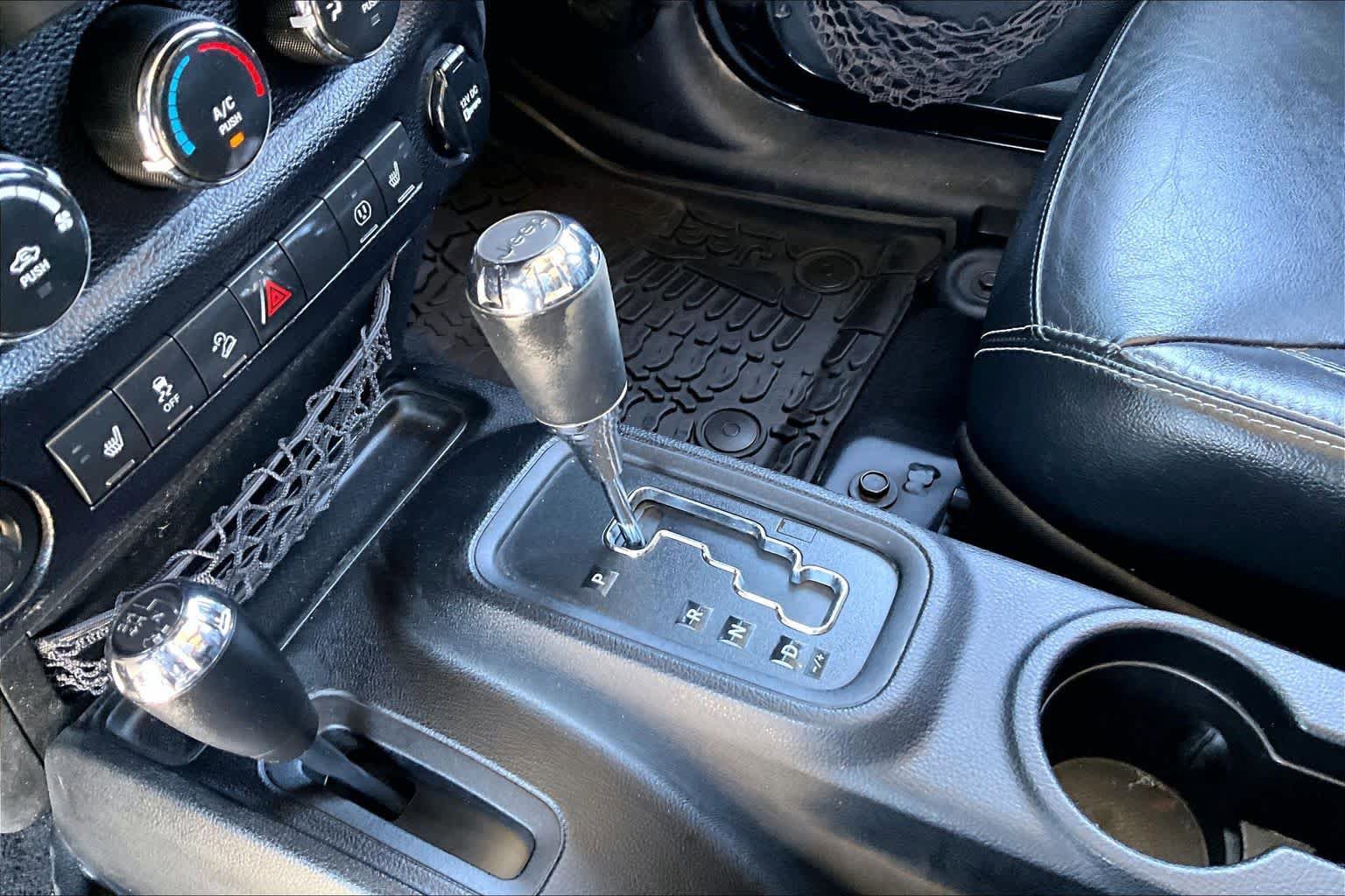 Used 2014 Jeep Wrangler Unlimited Rubicon w/ Connectivity Group AWD/4WD image 15