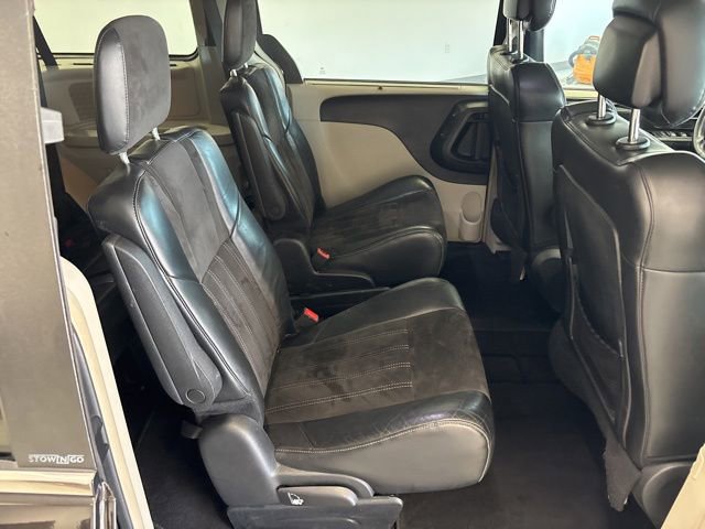 Used 2014 Chrysler Town & Country Touring-L FWD image 26