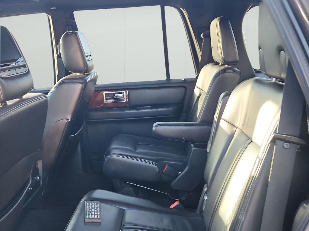 Used 2017 Lincoln Navigator Select image 14