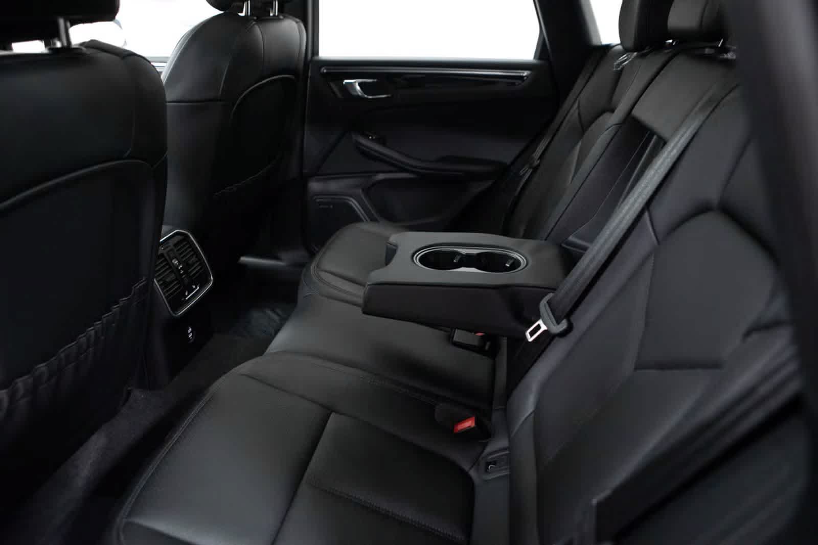 Certified 2026 Porsche Macan AWD/4WD image 34