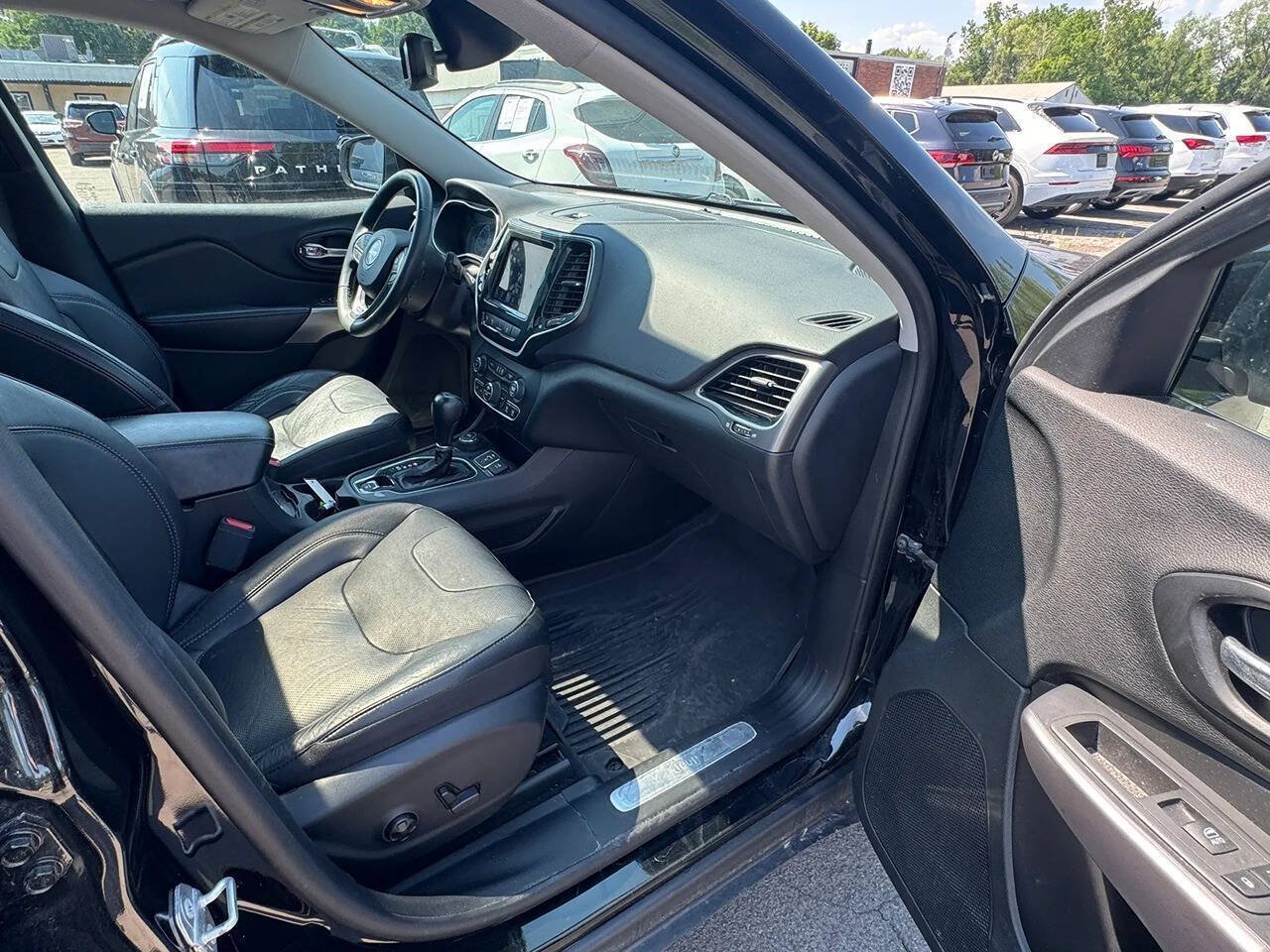 Used 2021 Jeep Cherokee Limited w/ Mopar Interior Package AWD/4WD image 15