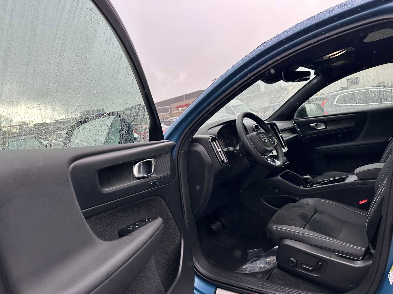 Used 2023 Volvo C40 P8 Recharge Plus w/ Climate Package image 20