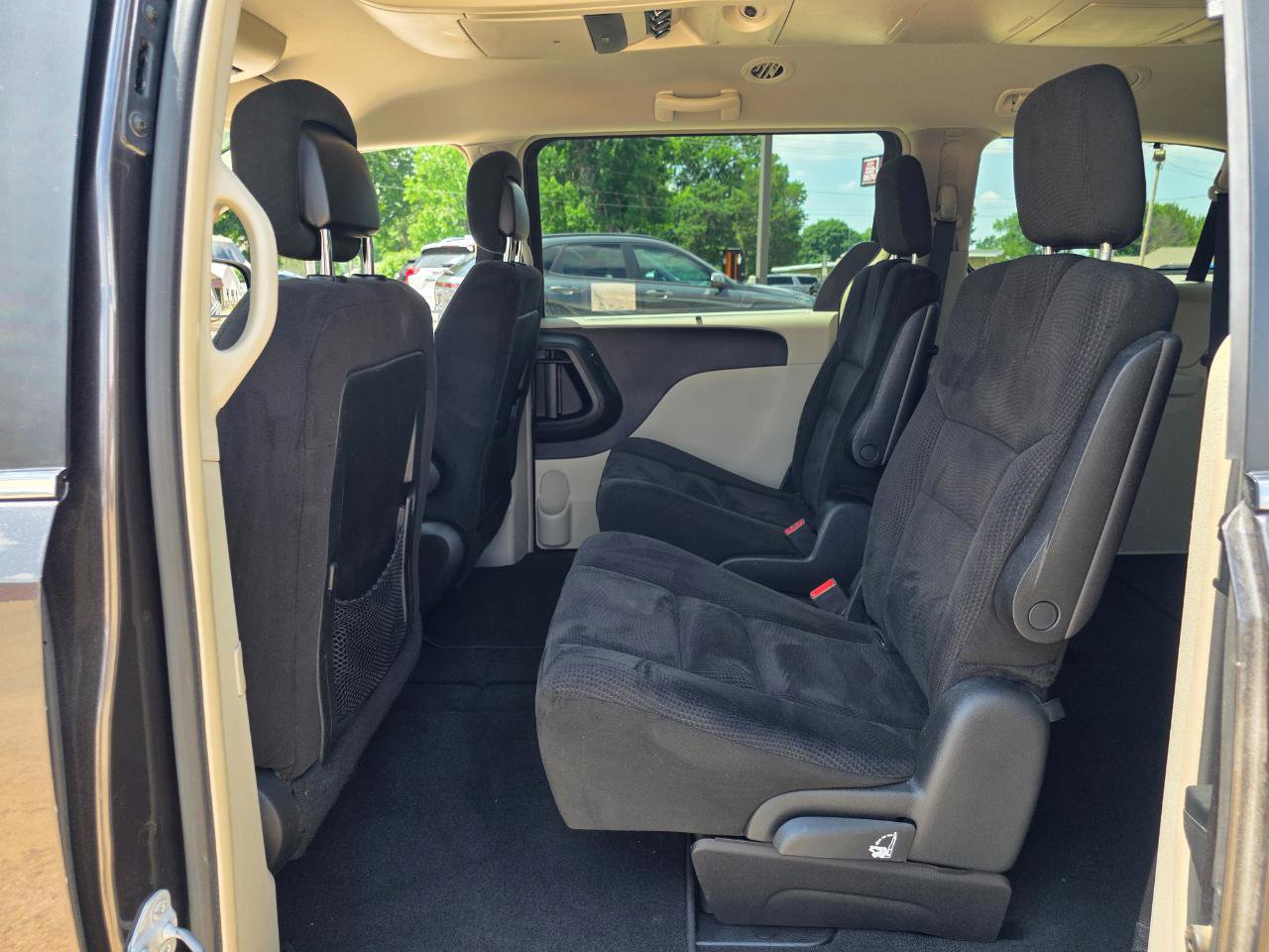 Used 2015 Chrysler Town & Country Touring w/ Driver Convenience Group FWD image 12