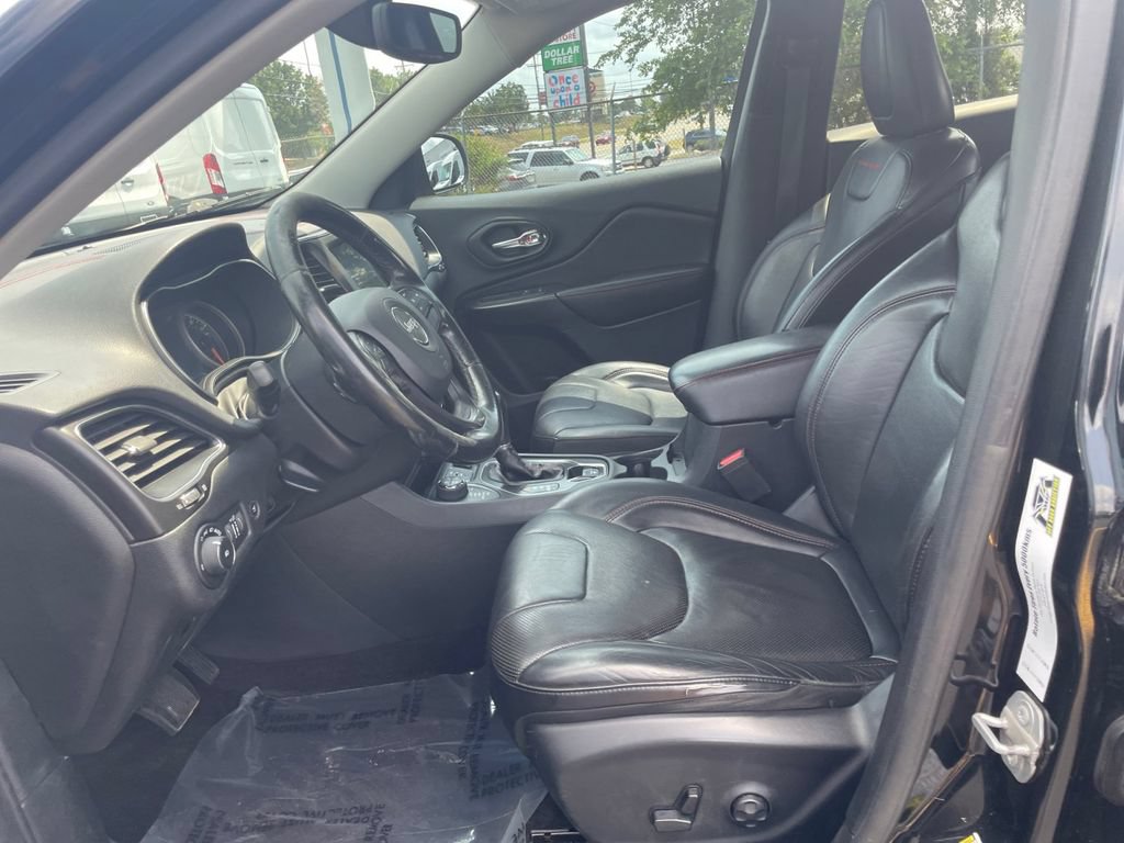 Used 2019 Jeep Cherokee Trailhawk AWD/4WD image 13
