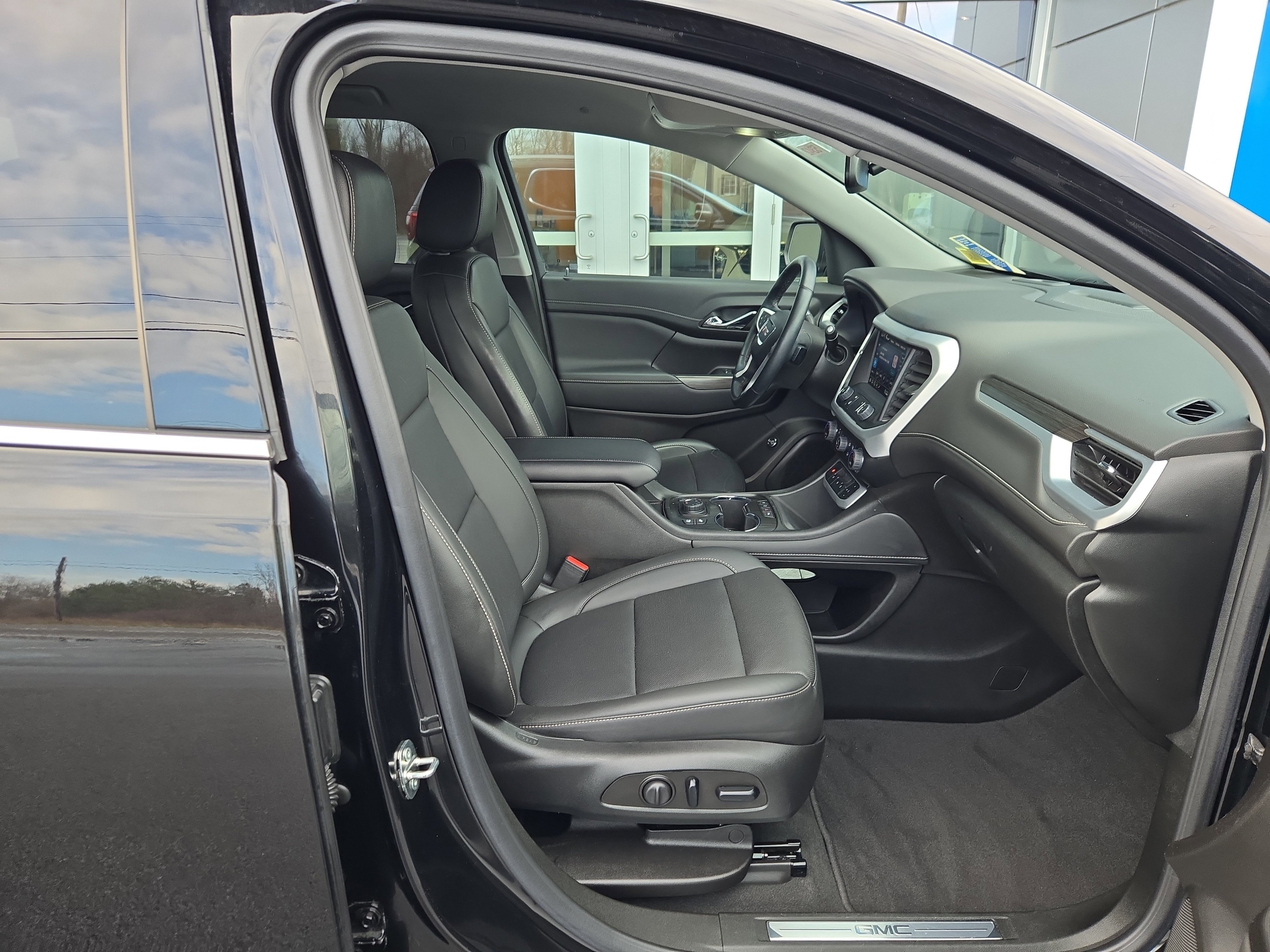 Used 2023 GMC Acadia SLT w/ Preferred Package image 18