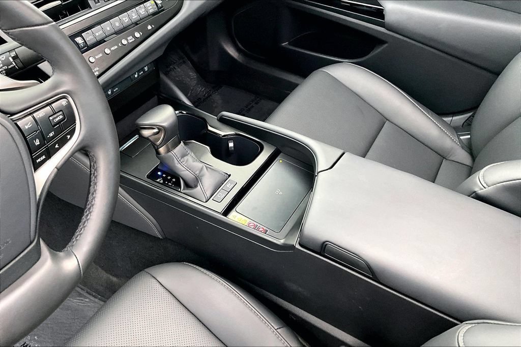 Used 2025 Lexus ES 300h w/ Premium Package FWD image 17