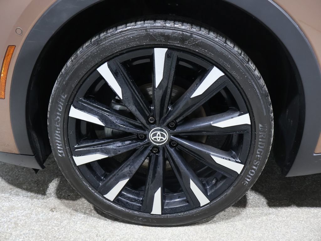 Used 2023 Toyota Crown Platinum image 8