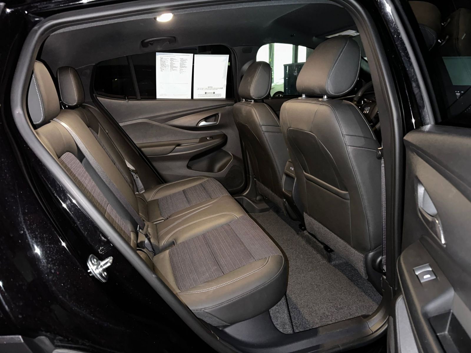 Used 2025 Buick Envista Preferred image 23