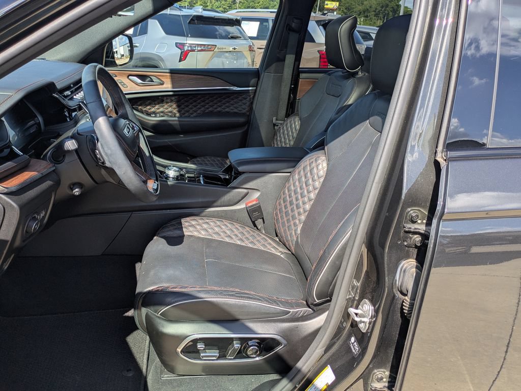 Used 2024 Jeep Grand Cherokee Summit w/ Adv Protech Group IV AWD/4WD image 4