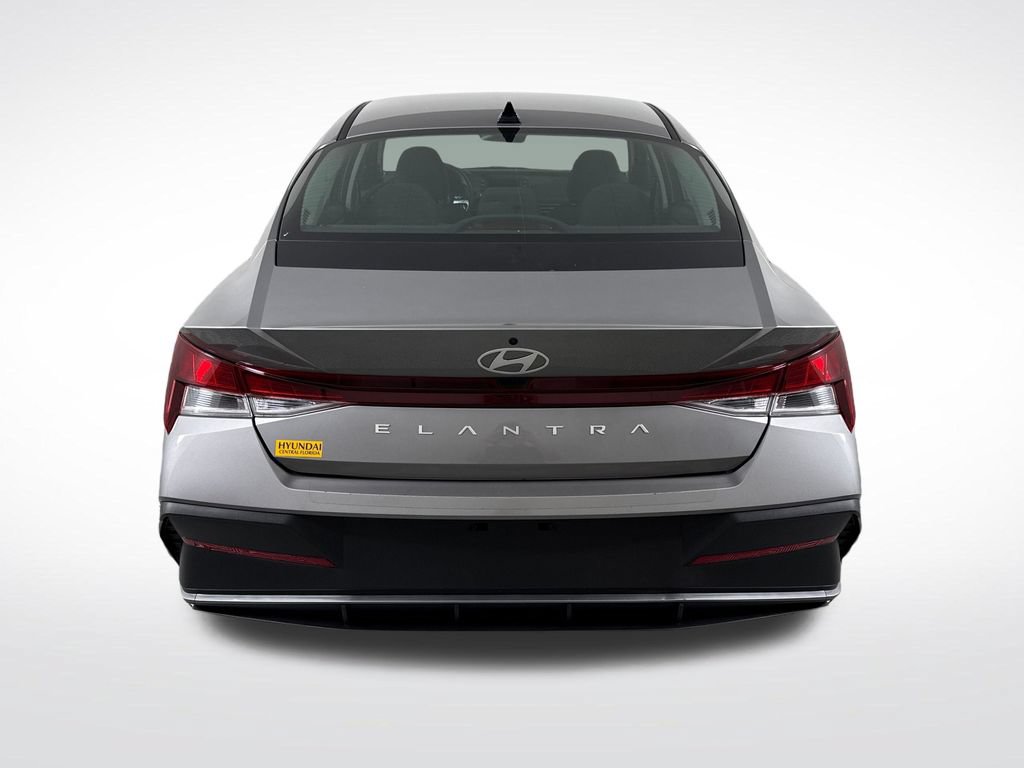 Certified 2024 Hyundai Elantra SE FWD image 5