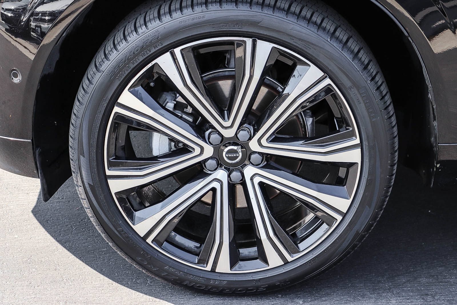 Used 2023 Volvo XC60 B5 Ultimate w/ Climate Package FWD image 11