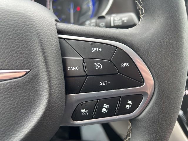 Certified 2024 Chrysler Pacifica Touring-L FWD image 22