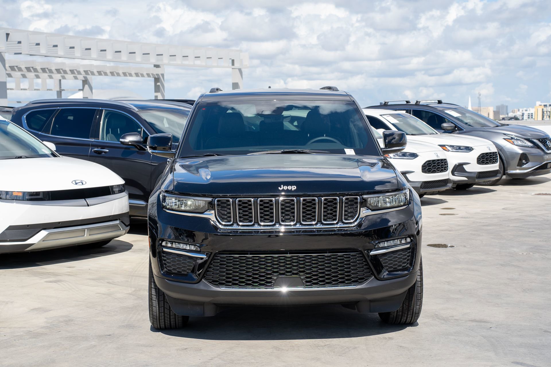 Used 2025 Jeep Grand Cherokee Limited image 3