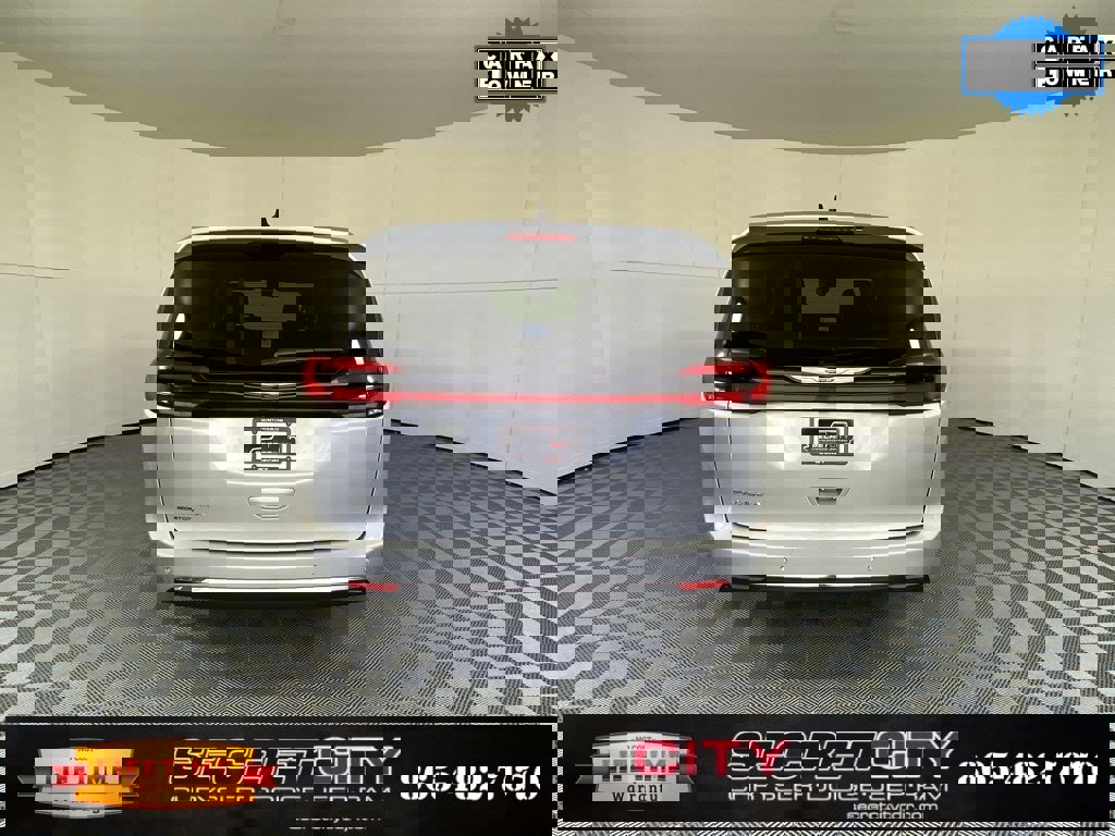Used 2024 Chrysler Pacifica Touring-L image 6