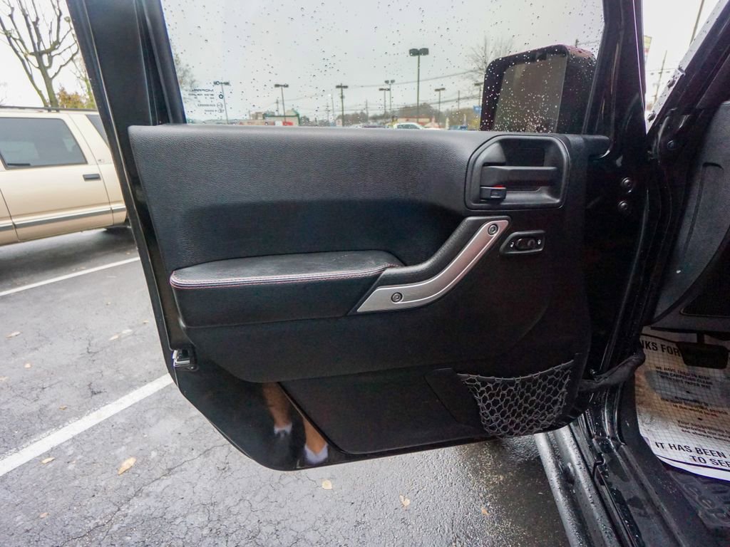 Used 2013 Jeep Wrangler Unlimited Rubicon image 17