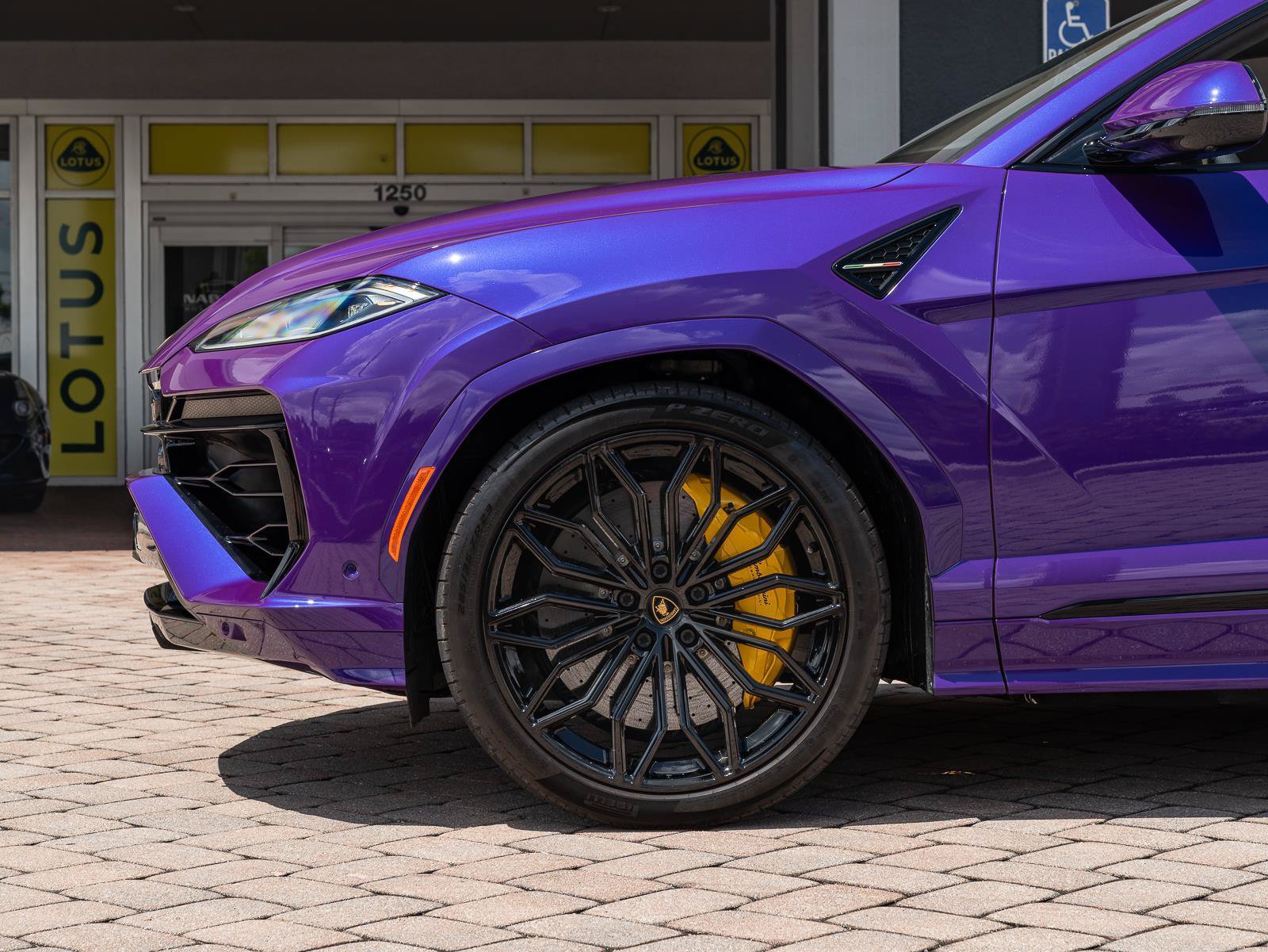 Used 2025 Lamborghini Urus SE AWD/4WD image 29