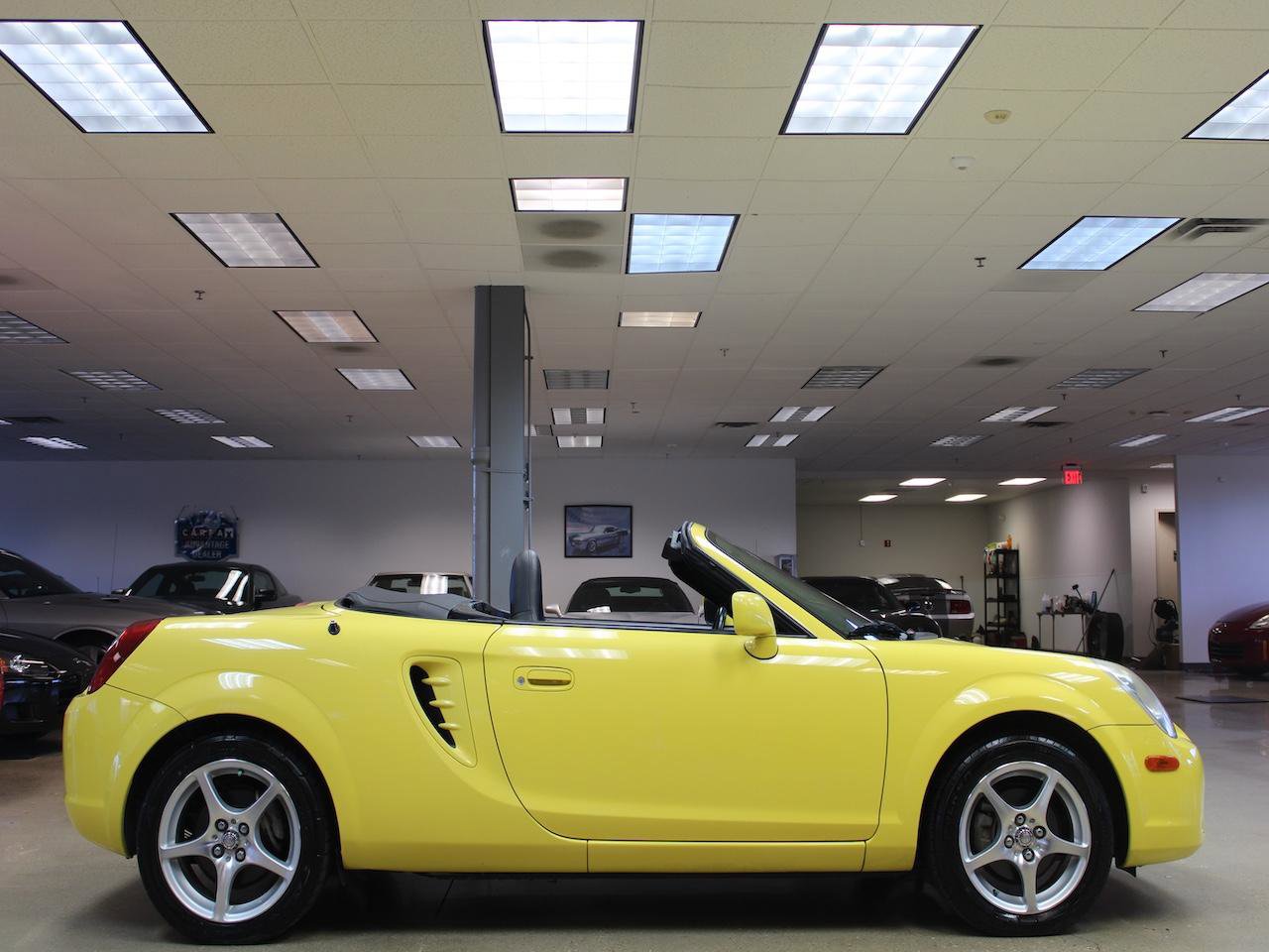 Used 2004 Toyota MR2 RWD image 11