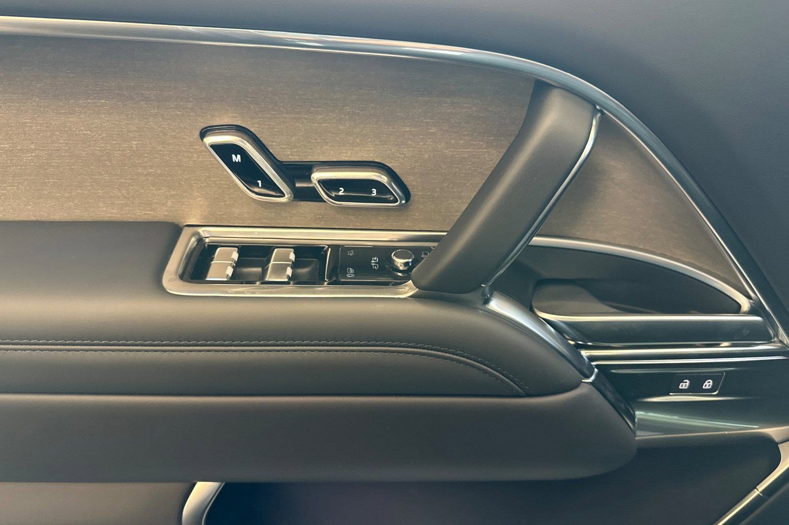 New 2026 Land Rover Range Rover SV AWD/4WD image 13