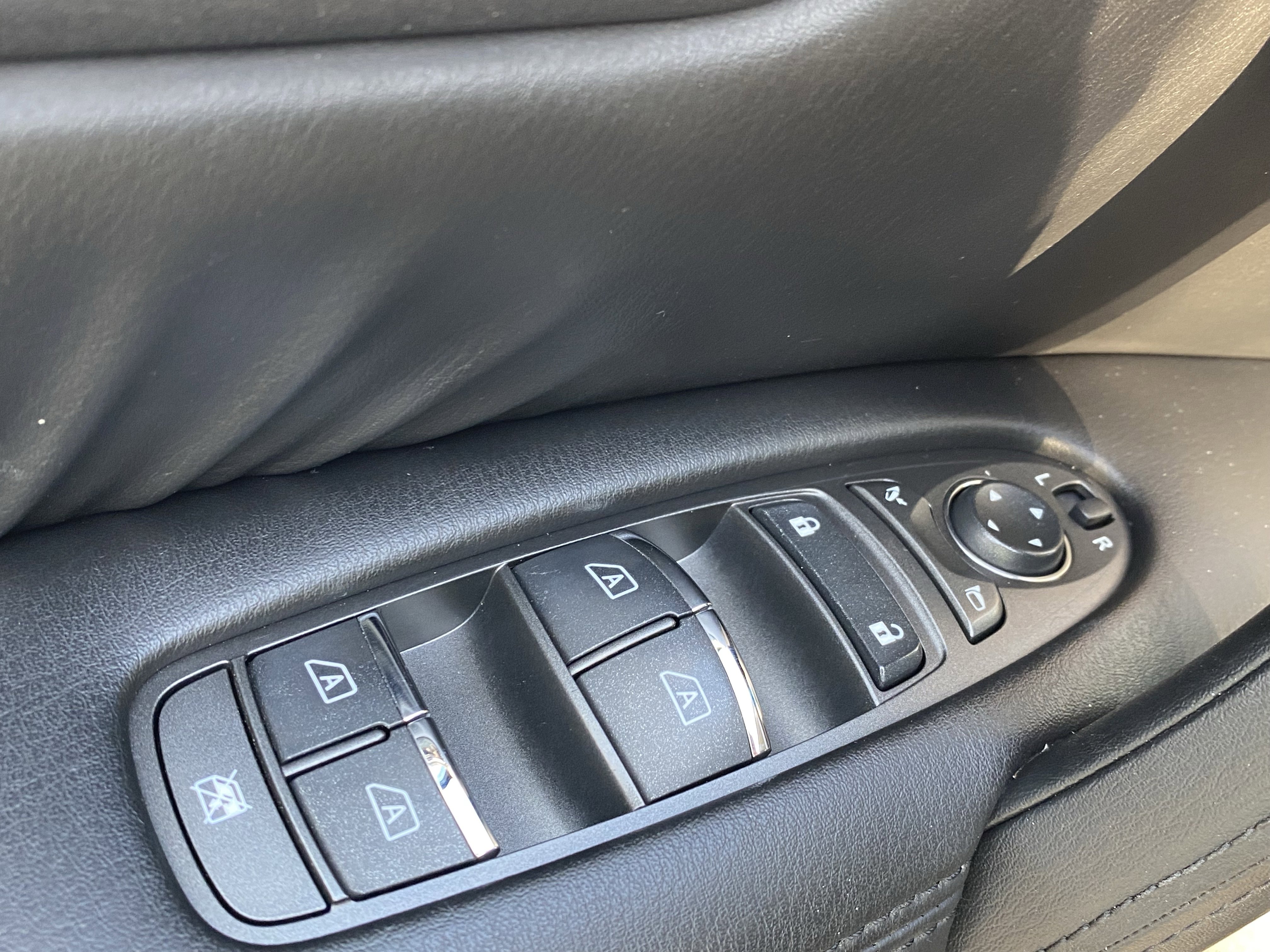 Used 2023 Nissan Armada SL w/ Captain's Chairs Package image 18