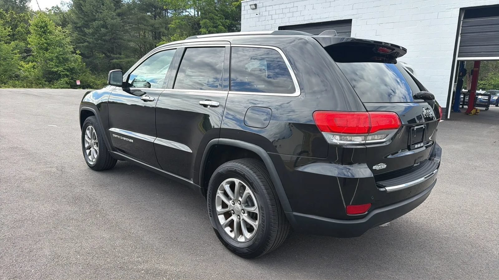 Used 2015 Jeep Grand Cherokee Limited w/ Luxury Group II RWD image 5
