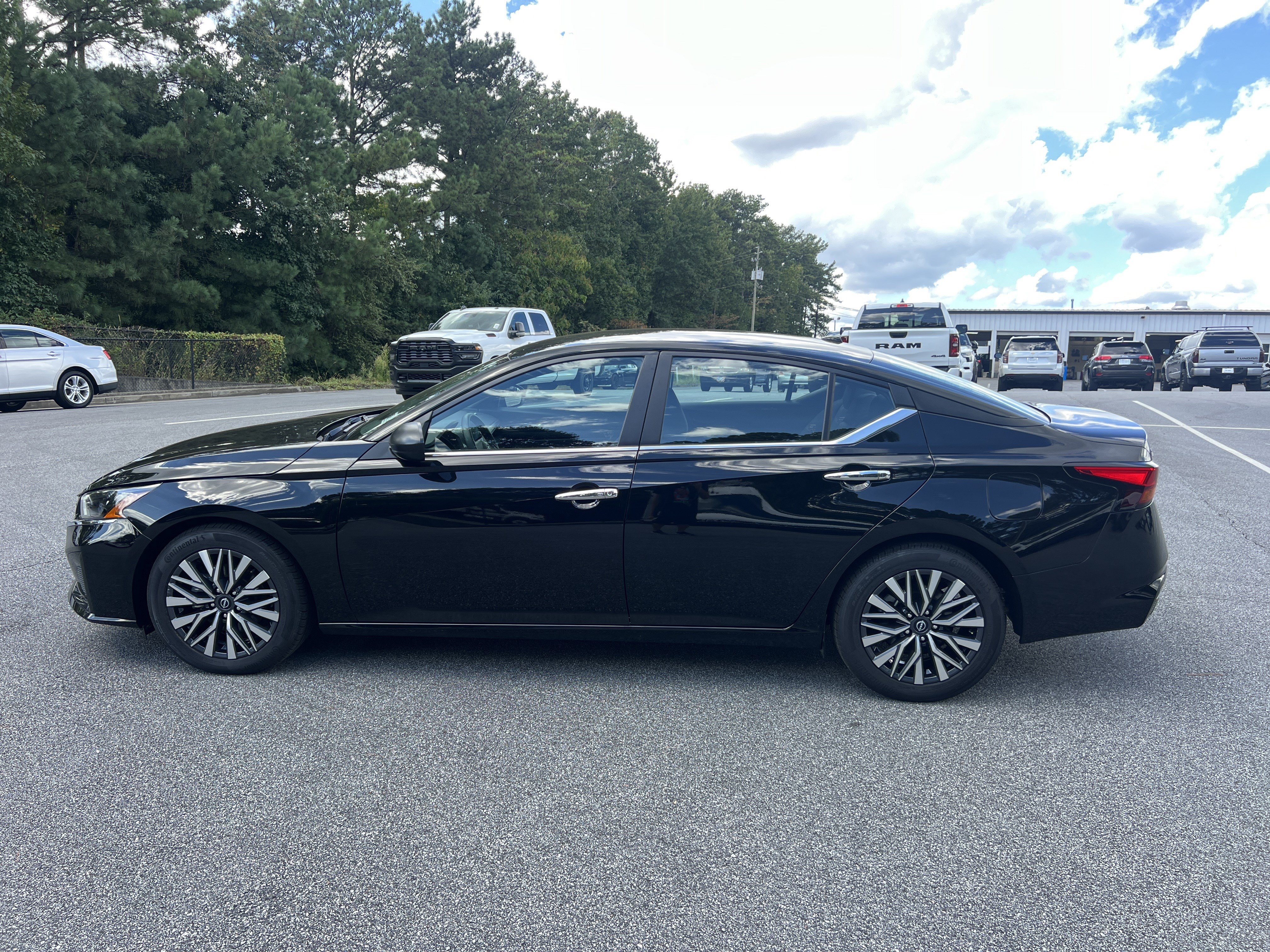 Used 2025 Nissan Altima 2.5 SV FWD image 4