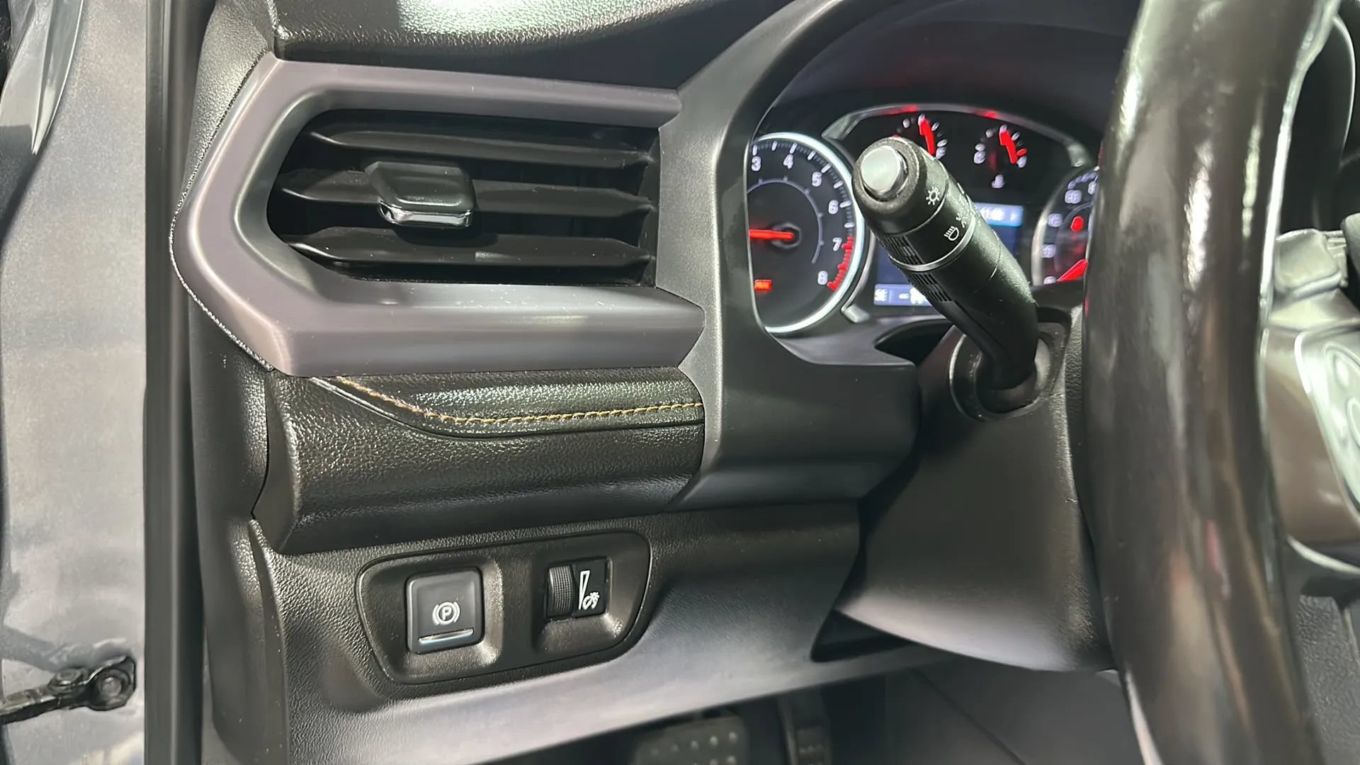 Used 2021 GMC Acadia AT4 w/ LPO, 'HIT The Road' Package AWD/4WD image 32