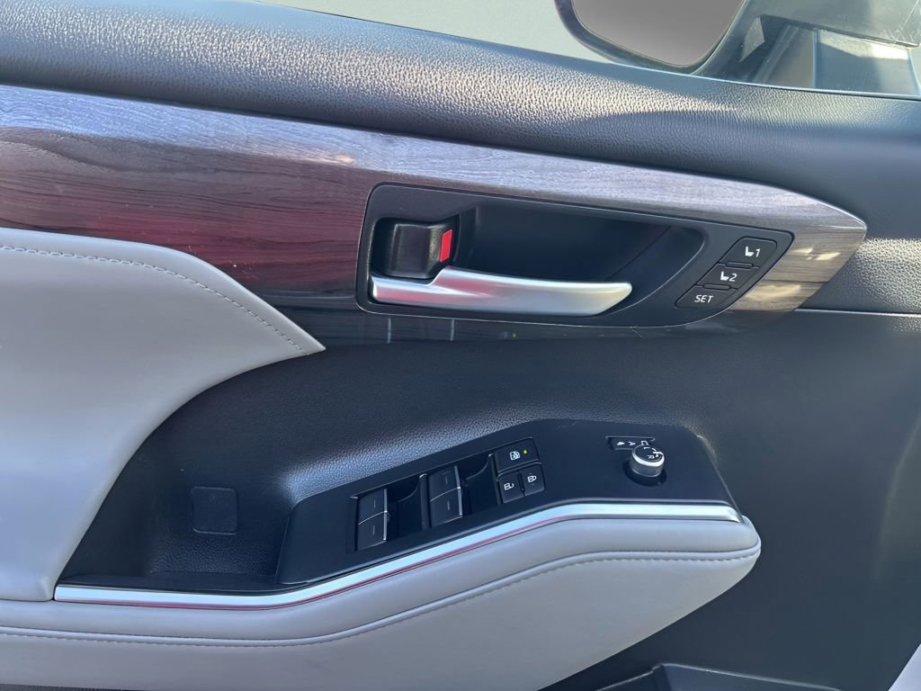 Used 2023 Toyota Highlander Limited image 19